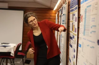 Konferenciánk második napjának délutáni szekcióiban továbbra is nagy lendülettel zajlottak a prezentációk és a poszter megbeszélések. A Bioinformatika és mesterséges intelligencia📊, Gyermekgyógyászat👦🏼, Kardiológia🫀, valamint a Sejtbiológia, sejtélettan🧬területein izgalmas új eredményekkel és friss nézőpontokkal gazdagodhattunk. Az elmúlt két nap során számos kiemelkedő színvonalú prezentációnak és inspiráló szakmai beszélgetésnek adott otthont kollégiumunk. Hálásan köszönjük minden előadó és szervező munkáját, akik hozzájárultak ahhoz, hogy a XXIX. Korányi Frigyes Tudományos Fórum megvalósulhasson!🥰
