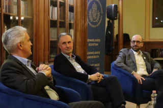 A Hársfa 40 programsorozat keretében megrendezett kerekasztal beszélgetés során Prof. Dr. Takács István, (a Belgyógyászati és Onkológiai Klinika igazgatója), Prof. Dr. Szabó Attila (a Gyermekgyógyászati Klinika igazgatója) és Prof. Dr. Maurovich-Horvat Pál (az Orvosi Képalkotó Klinika igazgatója) meséltek karrierük alakulásáról az érdeklődő közönségnek. A beszélgetés során hasznos tanácsokat kaptunk a pályaválasztás, rezidensképzés, külföldi tanulmányutak témaköreiben, emellett Professzor Urak személyes tapasztalataival is gazdagodhattunk a sikeres karrierépítéssel kapcsolatban. Hálásan köszönjük a meghívott Klinikaigazgató Uraknak a tartalmas beszélgetést!