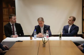 Abban a megtiszteltetésben részesültünk, hogy Prof. Dr. Nyirády Péter, az Általános Orvostudományi Kar dékánja és az Urológiai Klinika igazgatója látogatott el kollégiumunkba. A kerekasztal-beszélgetés során szó esett a kurrikulumreformról, a blokkosított oktatással kapcsolatos tapasztalatokról, valamint a klinikák hallgatóbarát intézkedéseiről is. Köszönjük Dékán Úrnak, hogy elfogadta a meghívásunkat, a kollégistáknak pedig az aktív részvételt!