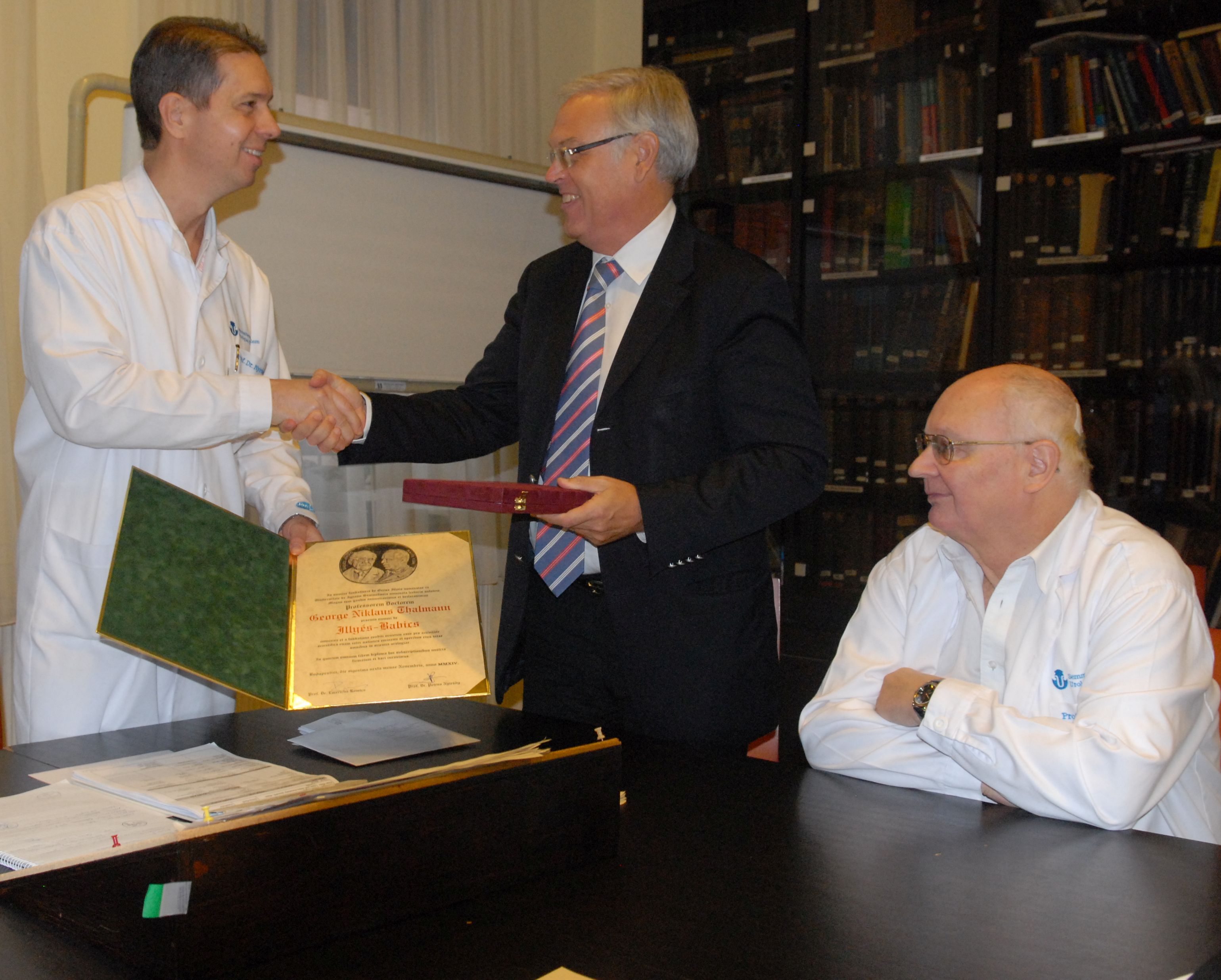 Prof. Nyirády Péter átadja Thalmann professzornak az Illyés-Babics plakettet, melyet még Prof. Romics Imre alapított a Klinikát támogató külföldi urológusok elismeréséül.