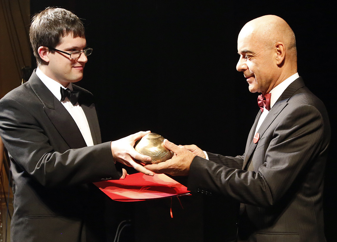 Dr. Bécsi Áron átveszi a Medis díjat Tone Strnad elnőktől 2014.