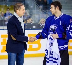 Tokaji Viktor csapatkapitány átnyújtja MAC Budapest Ice hockey Club pólóját Nyirády Péter igazgatónak