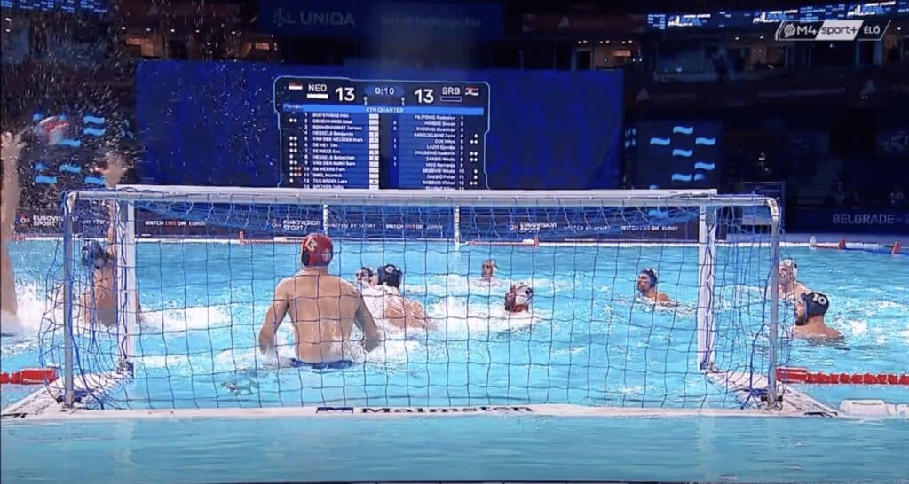 A labda már elhagyta a játékos kezét, és robog a kapu felé, mégsem ítélte gólnak a helyzetet a VAR.