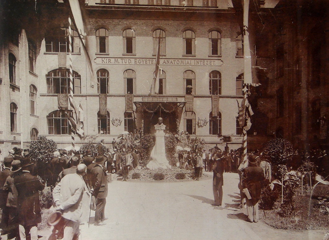 Mihálkovics Géza szobrának avatása 1901 júliusában az Anatómiai Tömb udvarán