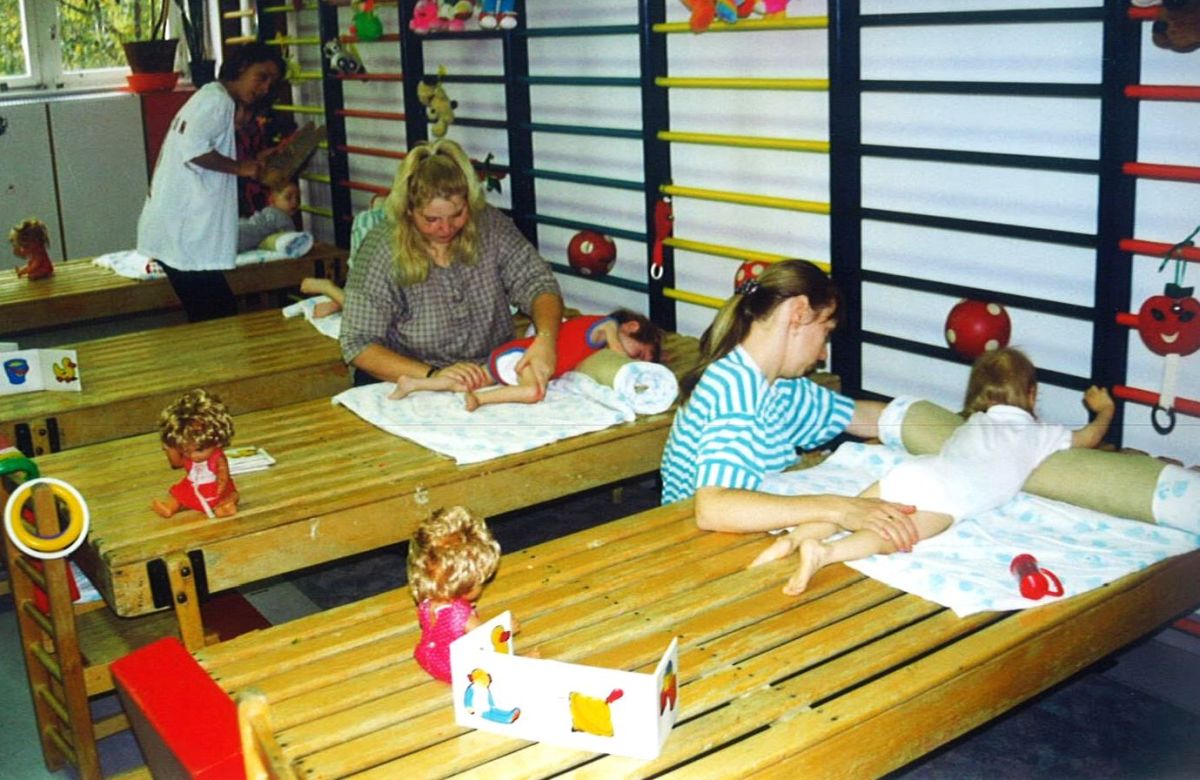 Korai konduktív fejlesztés szülőkkel a Pető Intézetben  a '90-es években
